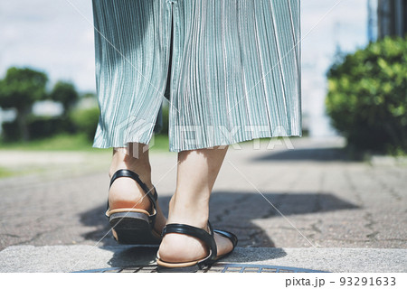 歩く女性の足元 歩く女性の足元 93291633