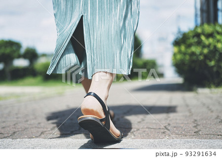 歩く女性の足元 93291634