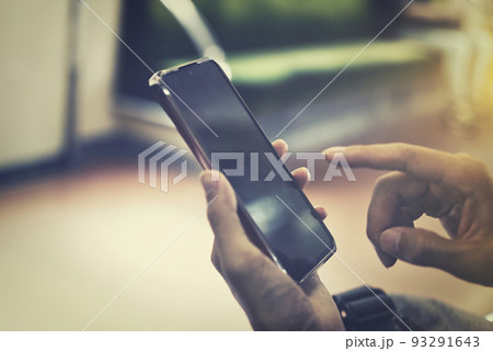 スマホを持つ女性の手元 93291643