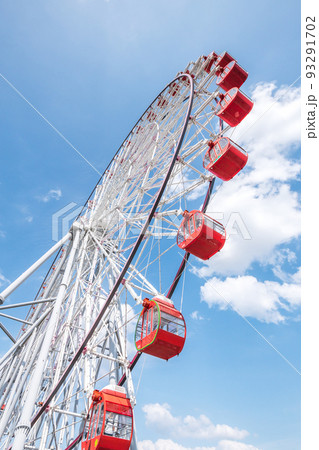 雲ある青空に見上げる大観覧車 93291702