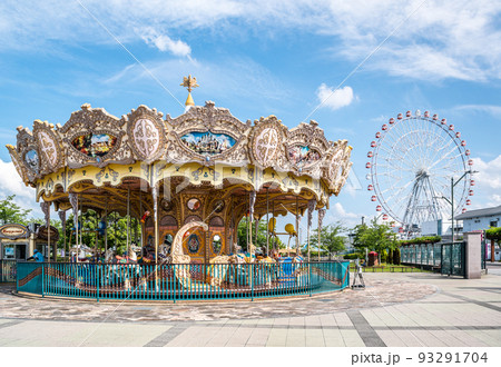 メリーゴーランドと大観覧車を見る風景 メリーゴーランドと大観覧車を見る風景 93291704