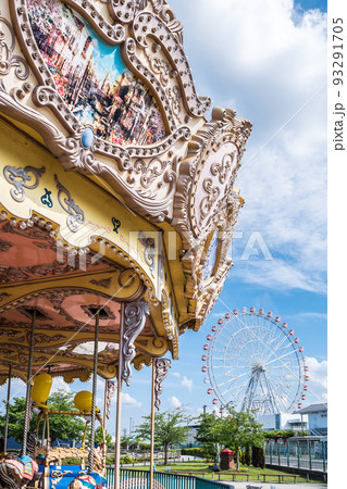 メリーゴーランド装飾アップと大観覧車 93291705