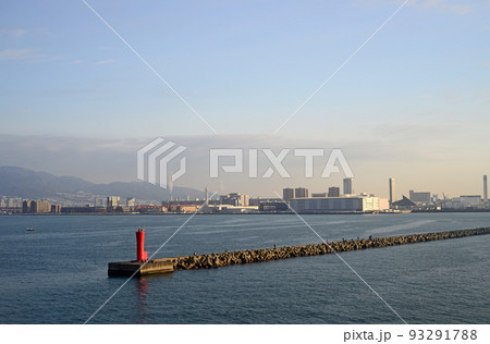 神戸港突堤の赤燈台-4 93291788