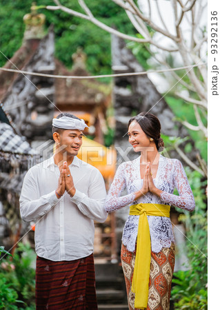 balinese couple wearing kebaya dress and traditional balinese costume balinese couple wearing kebaya dress and traditional balinese costume 93292136