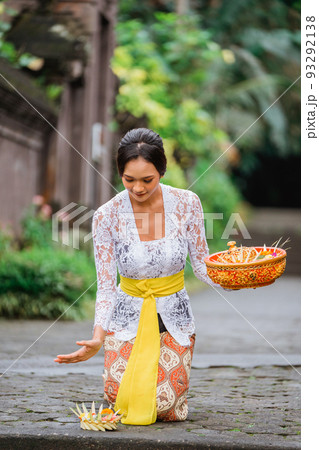 balinese woman do the prayer to god in the morning balinese woman do the prayer to god in the morning 93292138