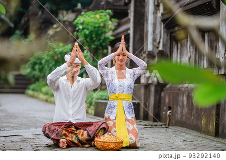 hindu make an offering to their god in bali 93292140