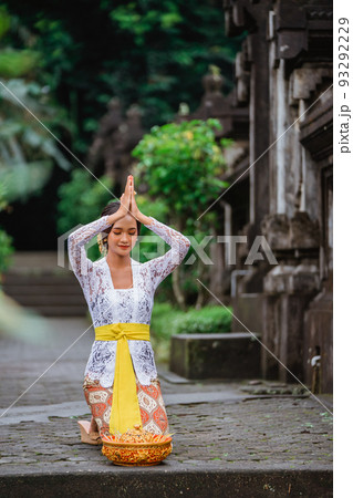 balinese woman in kebaya do prayer and make an offering to go balinese woman in kebaya do prayer and make an offering to go 93292229