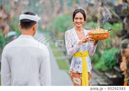 balinese people wearing traditional clothing in penglipuran village balinese people wearing traditional clothing in penglipuran village 93292383