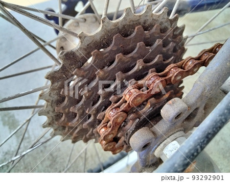真っ赤にさびた、自転車のギアとチェーン 93292901