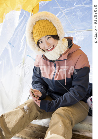 ワカサギ釣りをする若い女性 ワカサギ釣りをする若い女性 93293020