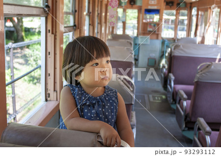 展示路面電車に乗る女の子 93293112