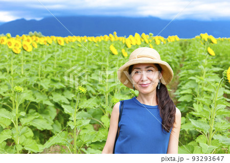 ひまわり畑と麦わら帽子の女性 93293647