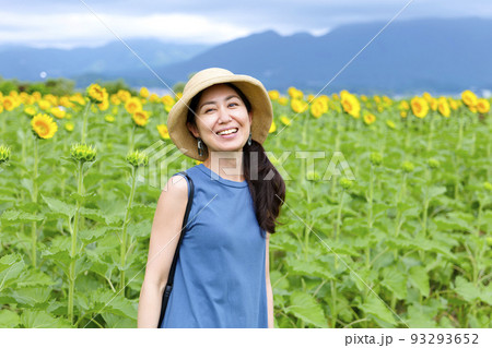 ひまわり畑と麦わら帽子の女性 93293652