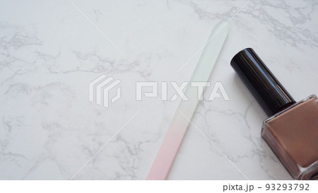 ネイルケアセットのネイルファイルとネイルポリッシュ 93293792