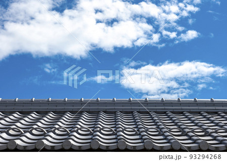 青空と屋根瓦 青空と屋根瓦 93294268