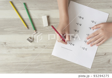問題を解く子供。算数、足し算、計算、宿題、小学校、教育、学習、勉強、試験問題。 問題を解く子供。算数、足し算、計算、宿題、小学校、教育、学習、勉強、試験問題。 93294275