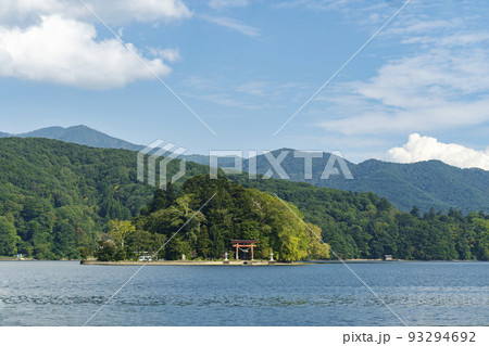 宇賀神社がある野尻湖の琵琶島【琵琶島城跡】/長野県信濃町【妙高戸隠連山国立公園】 宇賀神社がある野尻湖の琵琶島【琵琶島城跡】/長野県信濃町【妙高戸隠連山国立公園】 93294692