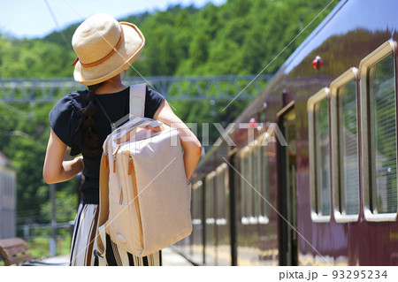 電車と麦わら帽子の女性 電車と麦わら帽子の女性 93295234