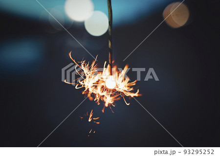 線香花火とぼかし背景 93295252