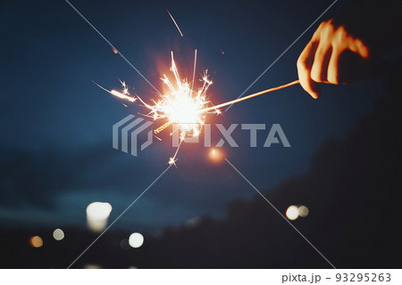 花火を持つ人の手元 花火を持つ人の手元 93295263