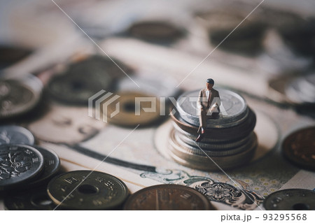 お金に座るビジネスマン 93295568