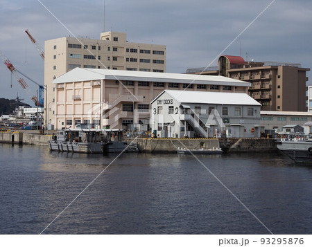 横須賀軍港に停泊する船舶 93295876