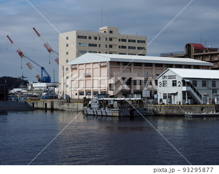 横須賀軍港に停泊する船舶 93295877