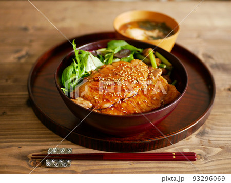 豚ロースの生姜焼き丼 豚ロースの生姜焼き丼 93296069