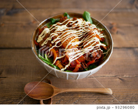 牛キムチマヨ丼 牛キムチマヨ丼 93296080