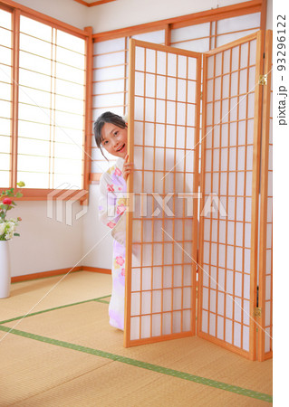 屏風から顔を覗かせる浴衣女性1 屏風から顔を覗かせる浴衣女性1 93296122