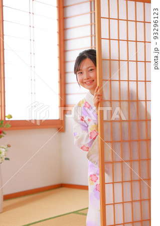 屏風から顔を覗かせる浴衣女性2 屏風から顔を覗かせる浴衣女性2 93296123