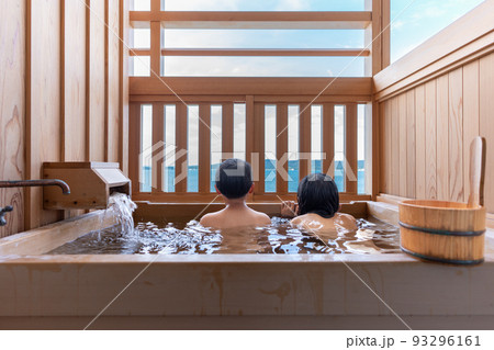 客室露天風呂に入る小学生の男の子と女の子 93296161