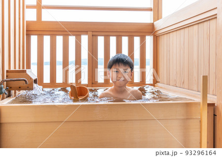 客室露天風呂に入るアジア人の男の子 93296164