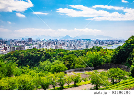 広島市西部の高台(竜王公園)付近から、広島市の南方面を展望しています。瀬戸内海、似島が見えます。 93296296