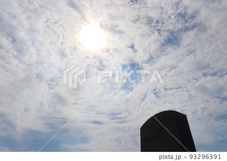 墓 雲の多い青空 太陽 墓 雲の多い青空 太陽 93296391
