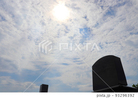 墓 雲の多い青空 太陽 墓 雲の多い青空 太陽 93296392