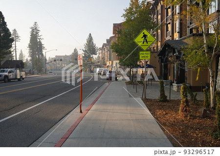 カリフォルニア州 マンモスレイク 朝の街並み カリフォルニア州 マンモスレイク 朝の街並み 93296517