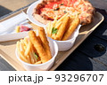 テーマパークで食べたポテトとチーズスティック 93296707