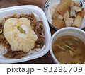 テイクアウトの牛丼と豚汁 93296709
