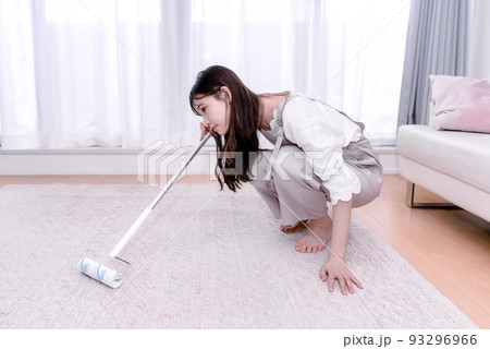 掃除をする若い女性 掃除をする若い女性 93296966