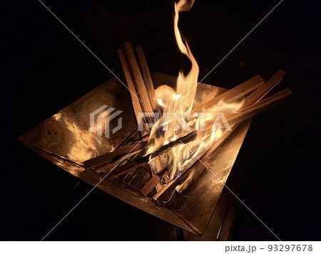 焚き火　キャンプ　イメージ 93297678