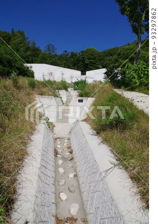 信州 池田町の砂防施設 渋田見砂防堰堤 小規模扇状地に整備された独自形状の堰堤 信州 池田町の砂防施設 渋田見砂防堰堤 小規模扇状地に整備された独自形状の堰堤 93297862