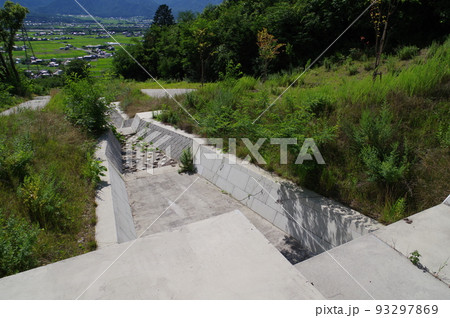 信州　池田町の砂防施設　渋田見砂防堰堤　小規模扇状地に整備された独自形状の堰堤 93297869