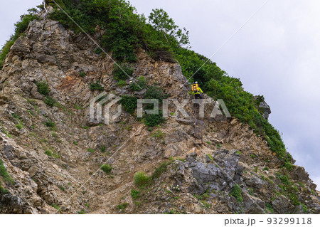 後立山連峰の五竜岳、鹿島槍ヶ岳縦走の登山日記13:赤抜の梯子を登る登山者 93299118