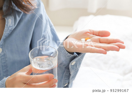 薬を飲む女性 薬を飲む女性 93299167