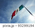 風にたなびくメキシコ国旗 93299194