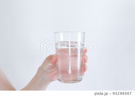 水が入ったコップを持つ手 93299307
