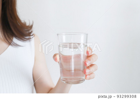 水が入ったコップを持つ女性 93299308