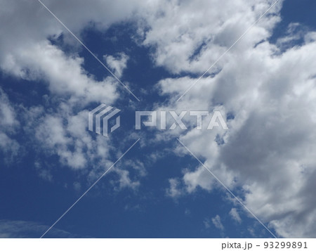 稲毛海岸の上の青空と白い雲 93299891