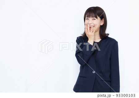 笑顔でビックリしている30代のビジネスウーマン 笑顔でビックリしている30代のビジネスウーマン 93300103